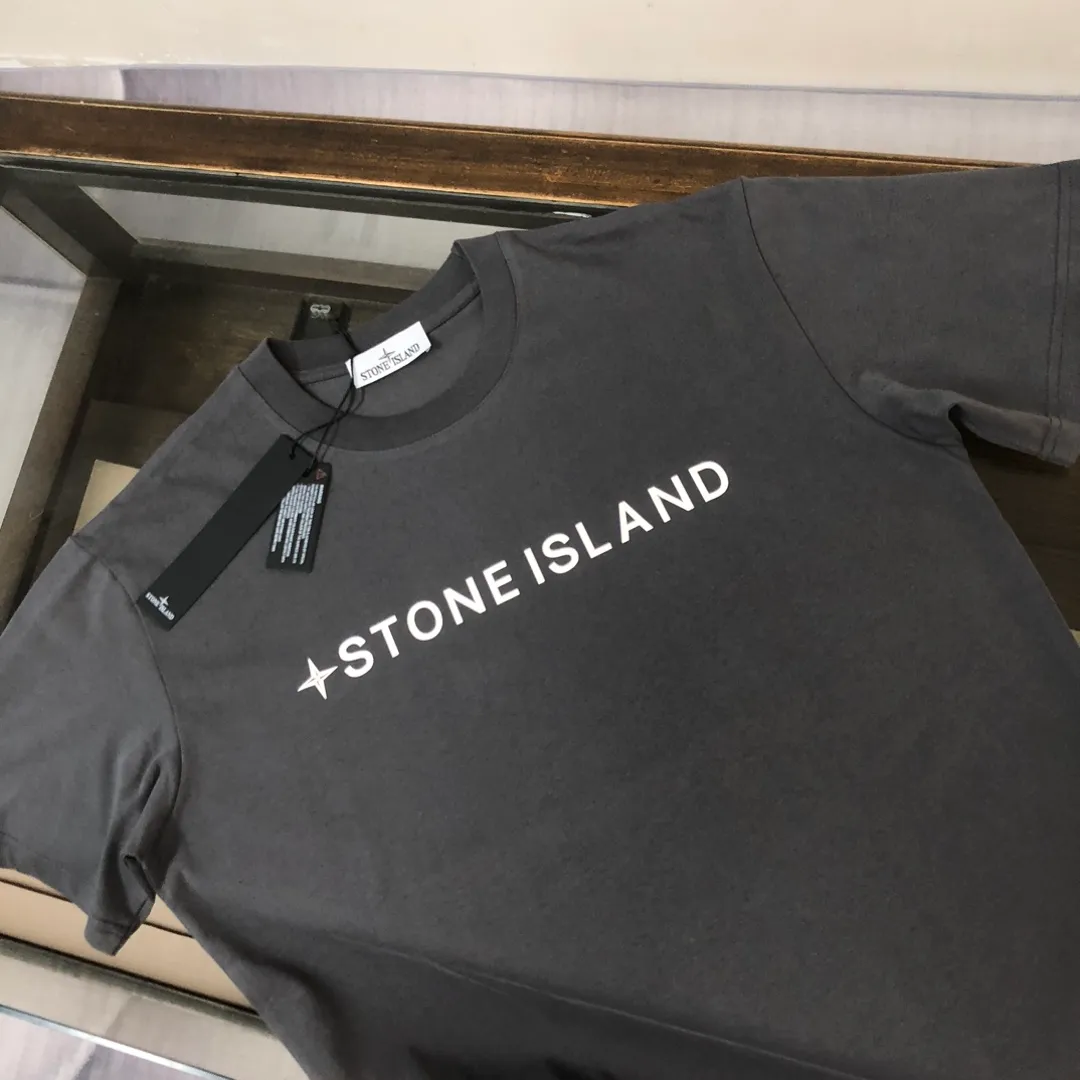 P180 Stone Island 2025 latest T-shirt, couple style ~ original order, fashionable and casual short T-shirt, three-dimensional logo letter logo silicone printing technology on the chest! Specially supplied with customized cotton fabrics ~ Cotton T-shirts ~ Pre-washed to prevent deformation and shrinkage, making the upper body more comfortable and breathable ~ All available from stock ~ Unique design style, trendy must-have item, complete with three standards 👍 Color: black/white/dark gray/brown Size: S M L XL (larger version, please indicate your height and weight when placing an order)